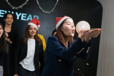 Mutlu yıllar 2024! Bir grup farklı iş adamı ve meslektaşları yeni yıl partisinde birlikte eğleniyorlar. Başarılı bir hedefin takım çalışması kutlaması. Konfeti ve şarap kadehleri..