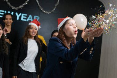 Mutlu yıllar 2024! Bir grup farklı iş adamı ve meslektaşları yeni yıl partisinde birlikte eğleniyorlar. Başarılı bir hedefin takım çalışması kutlaması. Konfeti ve şarap kadehleri..