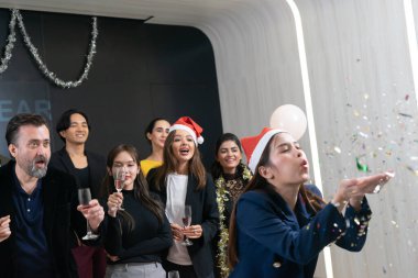 Mutlu yıllar 2024! Bir grup farklı iş adamı ve meslektaşları yeni yıl partisinde birlikte eğleniyorlar. Başarılı bir hedefin takım çalışması kutlaması. Konfeti ve şarap kadehleri..