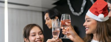 Şerefe kadeh kaldırıyorum! Bir grup iş adamı ve iş arkadaşı yeni yıl partisinde eğleniyor ve buluşuyorlar. Başarılı bir iş hedefinin takım çalışması kutlaması..