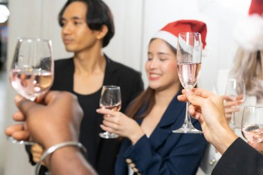 Şerefe kadeh kaldırıyorum! Bir grup iş adamı ve iş arkadaşı yeni yıl partisinde eğleniyor ve buluşuyorlar. Başarılı bir iş hedefinin takım çalışması kutlaması..