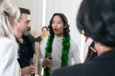 Şerefe kadeh kaldırıyorum! Bir grup iş adamı ve iş arkadaşı yeni yıl partisinde eğleniyor ve buluşuyorlar. Başarılı bir iş hedefinin takım çalışması kutlaması..