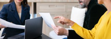 İş adamları bir iş sözleşmesi tabelasını selamlıyor, dağıtıyor ve mühürlüyor. Ofiste sıradan bir iş görüşmesi. Takım çalışması ve başarılı iş toplantısı.