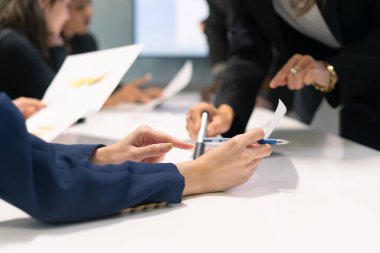 Beyin fırtınası sırasında çeşitli iş adamları bir araya geliyor. Yeni proje için yeni fikirleri tartışıyorlar. Çok ırklı iş arkadaşları.