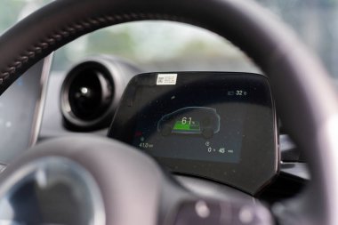 İstasyonda elektrikli araba şarj oluyor. Sürdürülebilirlik ve yenilenebilir enerji kavramı. Elektrikli araç (EV) yakıt ilerlemesi, Dünya 'nın gebeliğini koru.