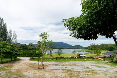 Açık hava parkı gölünde piknik kampı. Dağda kamp yaparken kamp yapmak ve yaz kampında doğa gölünde kamp yapmak. Macera Seyahat ve Tatil Konsepti