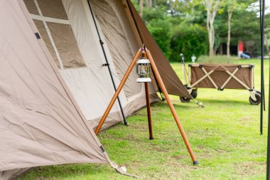 Açık hava parkı gölünde piknik kampı. Dağda kamp yaparken kamp yapmak ve yaz kampında doğa gölünde kamp yapmak. Macera Seyahat ve Tatil Konsepti