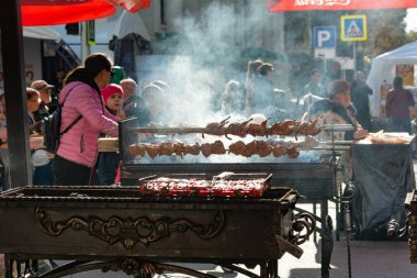 Chisinau, Moldova 'daki şehir festivalinde açık gökyüzünün altında barbeküde bıldırcın ve ızgara üzerine dizilmiş seçici bir odak noktası var..
