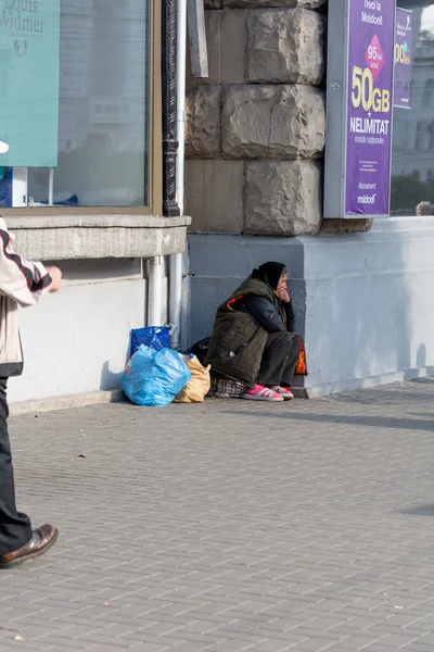 2022年10月15日 摩尔多瓦基希讷乌 一位贫穷的妇女坐在街上 对某件事感到非常不安 — 图库照片