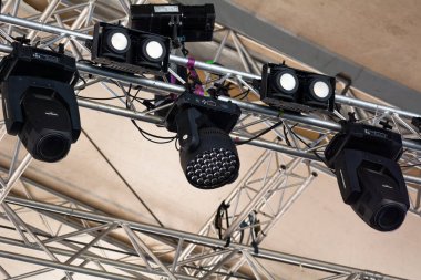 Chisinau, Moldova - 15 Ekim 2022: Konser LED ışıkları. Konser sahnesinde LED sahne tavanı ışıkları. Seçici odak