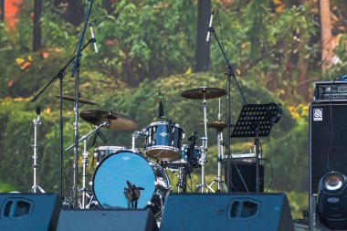 Chisinau, Moldova - 15 Ekim 2022: Davul sesleri sahnede. Chisinau 'daki Şehir Günü kutlamaları sırasında sahnede davul setleri ve mikrofonlar. seçici odak