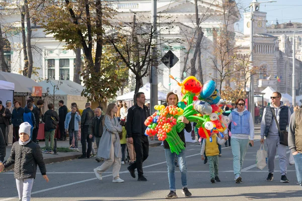 Chisinau Moldova October 2022 Street Vendor Hot Air Balloons Selective — Stock Photo, Image