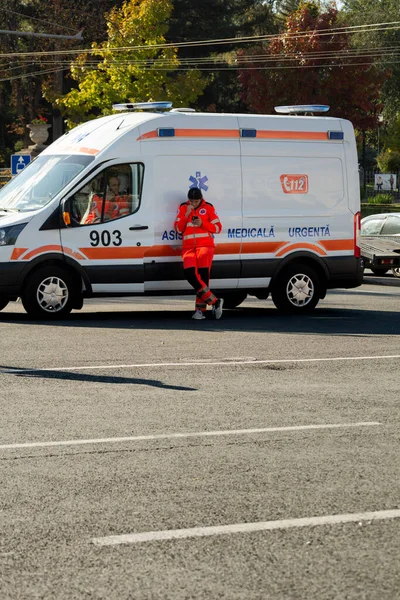 2022年10月15日 摩尔多瓦基希讷乌 一辆救护车停在摩尔多瓦基希讷乌市中心的大国民议会广场上 一名医务工作者手里拿着一部智能手机 有选择的重点 — 图库照片