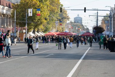 Chisinau, Moldova - 15 Ekim 2022: İnsanlar şehir bayramında Stefan cel Mare Caddesi boyunca yürür. Seçici odak.