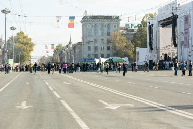 Chisinau, Moldova - 15 Ekim 2022: İnsanlar şehir bayramında Büyük Millet Meclisi Meydanı boyunca yürür