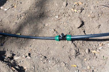 Damlatma topunun vanasını aç. Fabrika dikmeden önce parka yeni damlatma sistemi, top kapakçığı yakın plan, seçici odaklanma