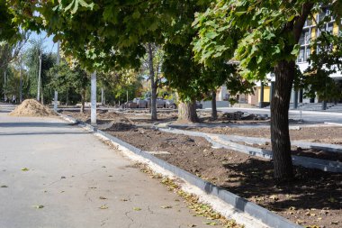 Konut alanının peyzajı. Parkta su ağaçlarına, kuraklığa, su kaynaklarının yetersizliğine, iklim değişikliğine yeni damlama sistemi kuruldu. seçici odak