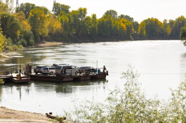 Tiraspol, Moldova - 9 Ekim 2022: Dinyester Nehri 'nden feribot manuel geçişi. Seçici odak