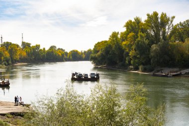 Tiraspol, Moldova - 9 Ekim 2022: Dinyester Nehri 'nden feribot manuel geçişi. Seçici odak