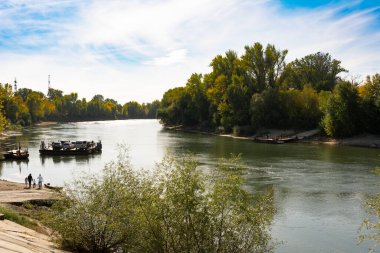 Tiraspol, Moldova - 9 Ekim 2022: Dinyester Nehri 'nden feribot manuel geçişi. Seçici odak