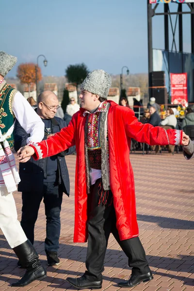 Bendery Moldova November 2022 People Dance Moldovan Dance 在一个阳光灿烂的日子里 身着民族服装的男男女女们在盛装舞动着美丽的摩尔达维亚舒拉舞曲 — 图库照片