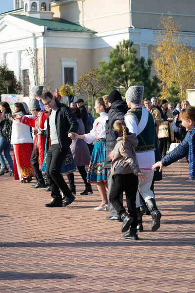 Бендеры Молдова Ноября 2022 Года Люди Танцуют Молдавский Танец Мужчины — стоковое фото