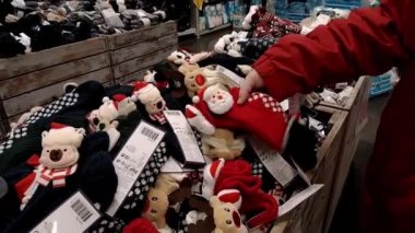 Süpermarkette Sıcak Noel Çorapları Seçimi. Kırmızı Ceketli Adamlar 'ın Eli. Kırmızı Sıcak Noel Baba başlıklı çoraplar.