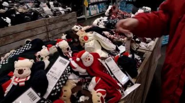 Süpermarkette Sıcak Noel Çorapları Seçimi. Kırmızı Ceketli Adamların Eli Noel Stili Beyaz Sıcak Çoraplı Süslü Geyik Kafalı