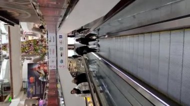 AVM 'de Yürüyen Yürüyen Yürüyen Yürüyen Yürüyen Yürüyen Yürüyen İnsanlar, mobil video