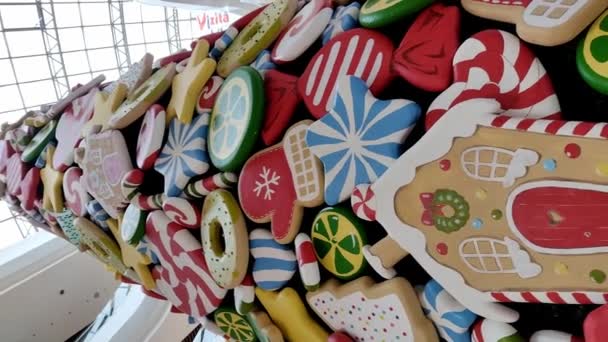 Kerstboom Gemaakt Van Gigantisch Speelgoed Donuts Snoep Peperkoek Koekjes Het — Stockvideo