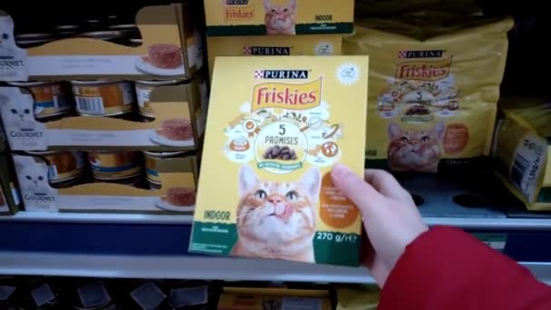 Chisinau Moldova 2022 Woman Choose Frisky Dry Cat Food Frisky — 비디오