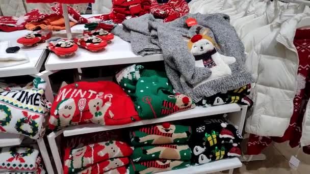 商场的货架上摆放着五颜六色的圣诞丑毛衣 帽子和手套 随时可以出售 移动视频30Fps — 图库视频影像