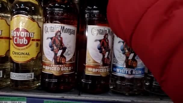 Chisinau Moldavia Noviembre 2022 Botellas Whisky Captain Morgan Estantes Del — Vídeos de Stock