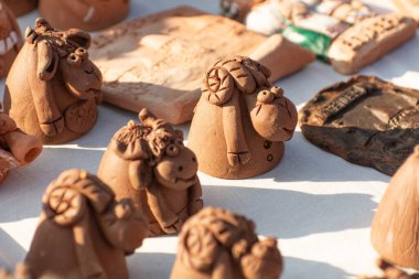 Moldova 'daki zanaatkarların fuarında sonbahar güneşinin ışınlarında el yapımı kil hayvan figürleri, el yapımı koyunlar.