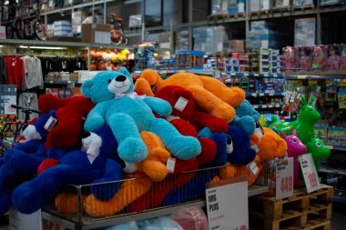 Chisinau, Moldova - 6 Ekim 2022 Metro Cash Carry mağazasındaki büyük oyuncak ayılar. Renkli, büyük ayıcıklar.