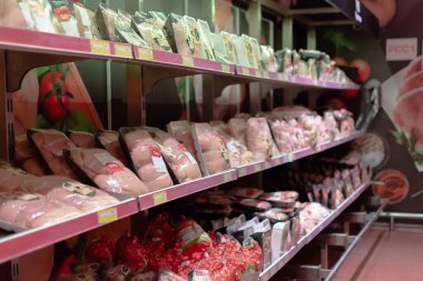 Chisinau, Moldova - 6 Ekim 2022: tavuk fileto rafları. Bir süpermarketin raflarında çiğ tavuk, kümes hayvanları, hindi bölümü, Metro Cash Carry 'de. Seçici odak, yüzeysel alan derinliği