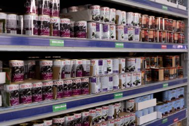 Chisinau, Moldova - 6 Ekim 2022: Konserve zeytin. Metro Cash Carry 'deki bir süpermarketin rafında siyah zeytinli konserve kutuları. Seçici odak, yüzeysel alan derinliği