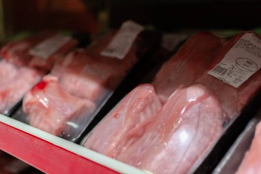 Chisinau, Moldova - 6 Ekim 2022: Rafta taze tavşan eti. Metro Cash Carry 'de et bölümü. Chisinau / Seçici odak noktasındaki bir süpermarkette et ürünleri rafı, sığ alan derinliği