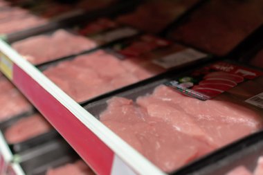 Chisinau, Moldova - 6 Ekim 2022: Yumuşak odaklı taze et fileto rafları. Metro Cash Carry 'de plastik yemek tepsisine paketlenmiş biftek kesikleri. Seçici odak, yüzeysel alan derinliği