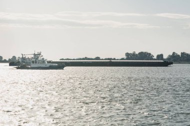 Galati, Romanya: 15 Eylül 2022: Batan güneş ışınlarında ekspres - Petrol ürünlerinin nakli ve gemilerdeki yerli atıkların toplanması için yardım aracı.