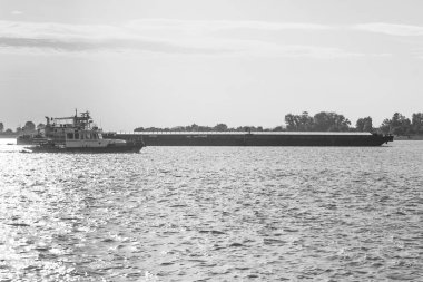 Galati, Romanya: 15 Eylül 2022: Batan güneş ışınlarında ekspres - Petrol ürünlerinin nakli ve gemilerdeki yerli atıkların toplanması için yardım aracı. B&W