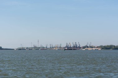 Mineral Limanı. Nehir limanındaki kargo mineral limanında mineral transferi. Limanda mineral transferi. Seçici odaklanma, sanatsal gönderme