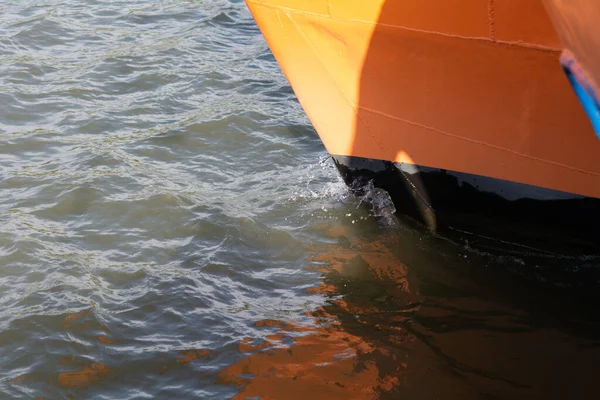 Θραύσμα Πλώρης Πλοίου Μύτη Του Φεριμπότ Διαπερνά Ποτάμια Κύματα Σπρέι — Φωτογραφία Αρχείου