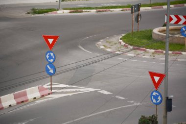 Köstence 'de yol işaretleri ve yol işaretleriyle dolu bir kavşak.