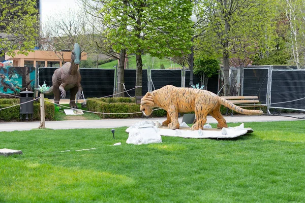 Modelos Reconstruidos Tigre Dientes Sable Dino Parque Dinosaurios Palas Public — Foto de Stock