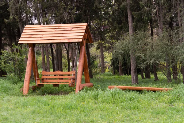Ξύλινο Παγκάκι Swing Στο Πάρκο Την Άνοιξη — Φωτογραφία Αρχείου