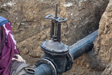 İnşaat alanında, ana su borusunda, hijyenik kanalizasyonda, kanalizasyon sistemlerinde yeraltı fırtına kanalları var.