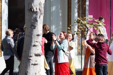 Chisinau, Moldova - 15 Ekim 2022: Hare Krishnas şehirde dans edip şarkı söylüyor