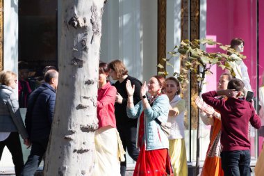 Chisinau, Moldova - 15 Ekim 2022: Hare Krishnas şehirde dans edip şarkı söylüyor