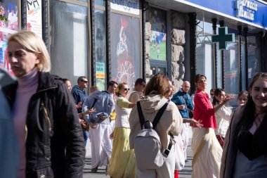 Chisinau, Moldova - 15 Ekim 2022: Hare Krishnas şehirde dans edip şarkı söylüyor